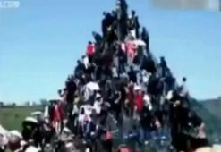 100 kişilik insan piramidi çöktü: 2 ölü, 45 yaralı