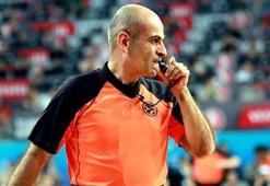 Hakem odasını bastılar