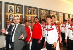 Dünya şampiyonu gençlerden TFF'ye ziyaret!