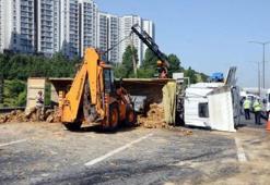 Devrilen kamyon TEM'i kilitledi!