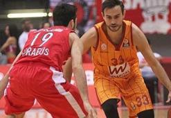 Ender Arslan imzayı atıyor