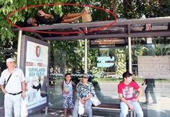 7 yıldır otobüs durağının üzerinde yaşıyor