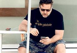 Filminin tişörtüyle geziyor!