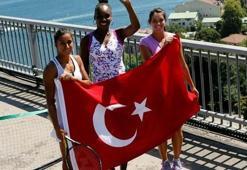 Çağla ve İpek korta çıkıyor