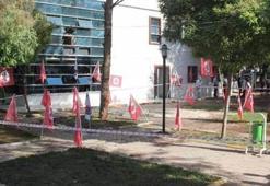 Kanlı saldırının yapıldığı yere flamalar asıldı
