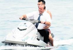 Belediye Başkanı takım elbiseyle jet-ski’ye bindi!