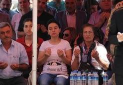Şehit eşini 'Merhaba anne' yazılı tişörtle uğurladı