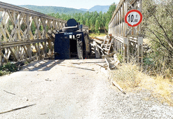 Zırhlı geçerken köprü patlatıldı