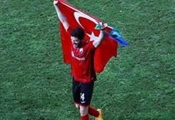 Türk bayrağı açan futbolcu tutuklandı