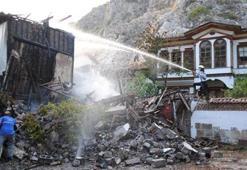 Amasya´da tarihi ahşap 2 ev kül oldu