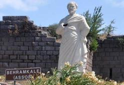 2 bin 400 yıllık Aristo heykeline saldırı