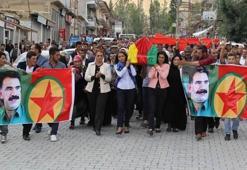 Kadın teröristin cenazesini HDP'li vekil omuzladı