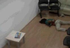 Yere yatırdılar,sırtına bastırdılar ve  ölümüne neden oldular