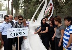 Özgecan Aslan’ın mezarına anıt heykel dikildi