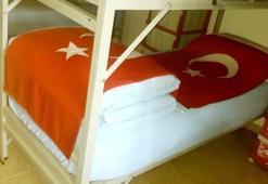 Dağlıca şehitlerinin yataklarına Türk bayrağı