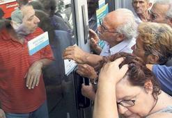 Bir milyon Yunan ülkeyi terk edecek