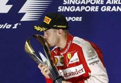Singapur'un galibi Vettel