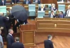 O ülkenin başbakanına yumurtalı protesto!