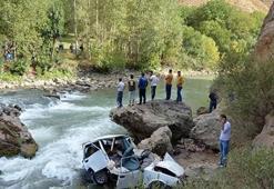 Otomobil Botan Çayı'na yuvarlandı: 4 ölü, 1 ağır yaralı