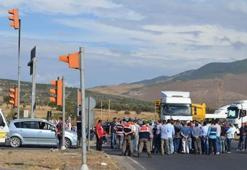 Maaşlarını alamayan işçiler yol kapattı