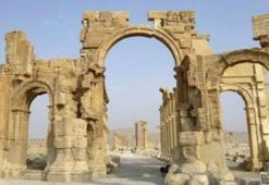 IŞİD Palmyra'daki tarihi kemeri havaya uçurdu