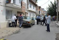 Eşini bıçaklayıp kaçtı