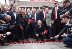 Kılıçdaroğlu saldırının yapıldığı yere karanfil bıraktı