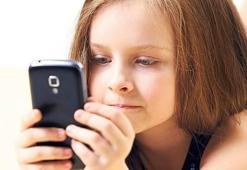 Akıllı telefon kullanım yaşı sekizin altına düştü