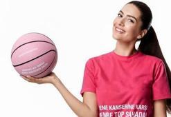 Bergüzar Korel’den meme kanserine “Pembe Top”lu destek