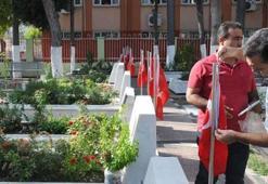 Şehit mezarlarındaki bayraklar çalındı