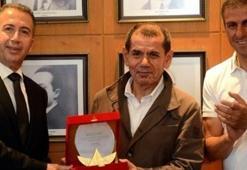 Özbek'ten GSYİAD üyelerine plaket