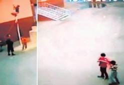 PKK’lılar bayrak indirdi çocuklar göndere çekti