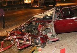 Hurda yığınına dönen otomobilden sağ çıktılar