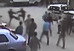 Liselilerin bıçaklı sopalı kavgası güvenlik kamerasında