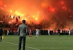 İzmir derbisinde tribünler yarı yarıya