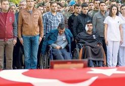 Aynı çatışmada yaralanan silah arkadaşları uğurladı