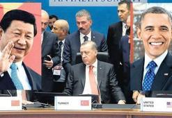 Sağında Cinping solunda Obama