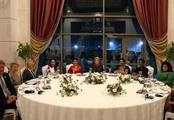 Liderler eşlerinin masasındaki tek erkek