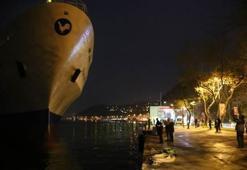 İstanbul Boğazı'nda kargo gemisi karaya oturdu
