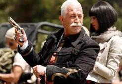 Cem Yılmaz film ekibiyle şarkı söyledi