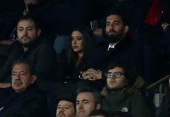 Arda da tribündeydi
