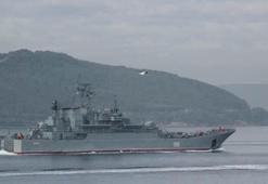 Rus savaş gemisi Boğaz'dan geçti