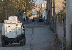 Teröristler Silopi'de okul ve sağlık ocağı yaktı