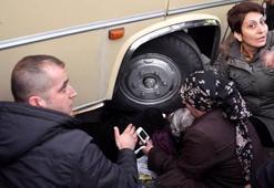 Minibüsün çarptığı kadının kolu tekerleğin altında kaldı