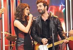 Poyraz bu sefer gitarist
