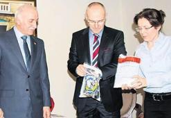Bakıcıyı kandırıp Prof.ların evini soydular