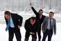 Milli Eğitim müdüründen ’silahlı’ poz