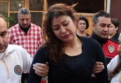 Eşini sokak ortasında dövdü