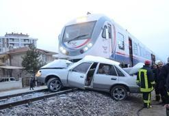 Yolcu treni otomobile çarptı: 1 ölü!