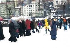 Karları temizlemek için 1.5 saat yürüttüler